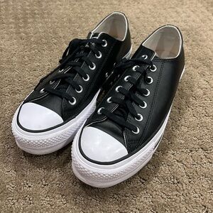 Converse Leather Platform Women’s 9.0.